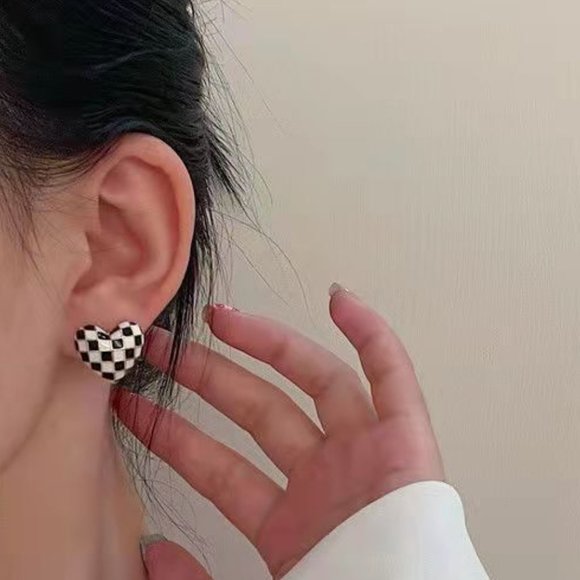 New 18K Gold Over Silver Heart Studs - Picture 4 of 4